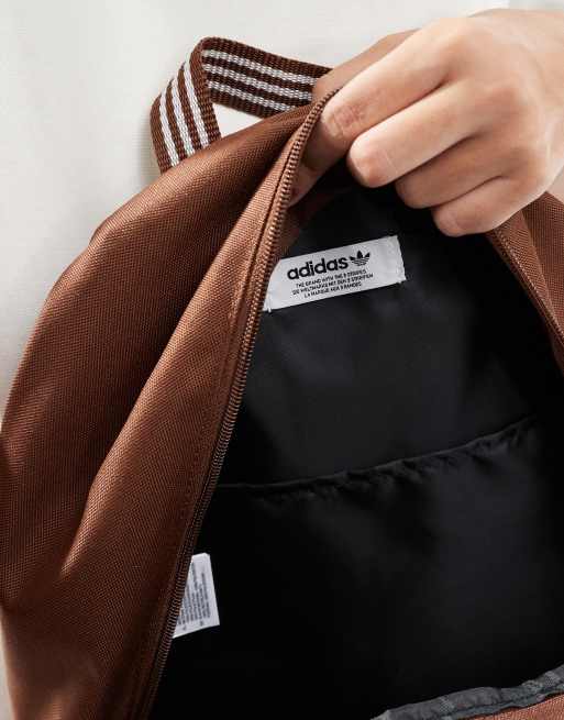 adidas Originals Rucksack in Braun mit Dreiblatt Logo ASOS