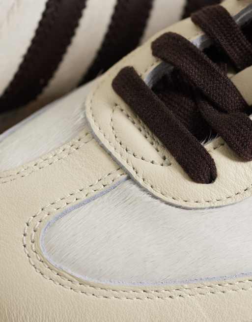 adidas Originals – Samba OG – Sneaker in Creme und Braun mit Details in Ponyhaar-Optik, 4 von 5