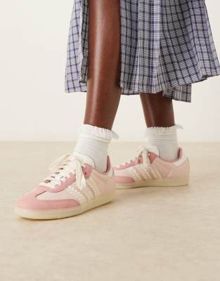 adidas Originals - Samba OG - Sneaker in Hellrosa und Weiß mit Rüschen