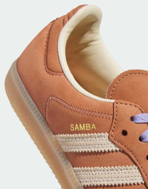adidas Originals Samba OG Sneaker in Orange und Weiß mit lila Schnürsenkeln, 3 von 4