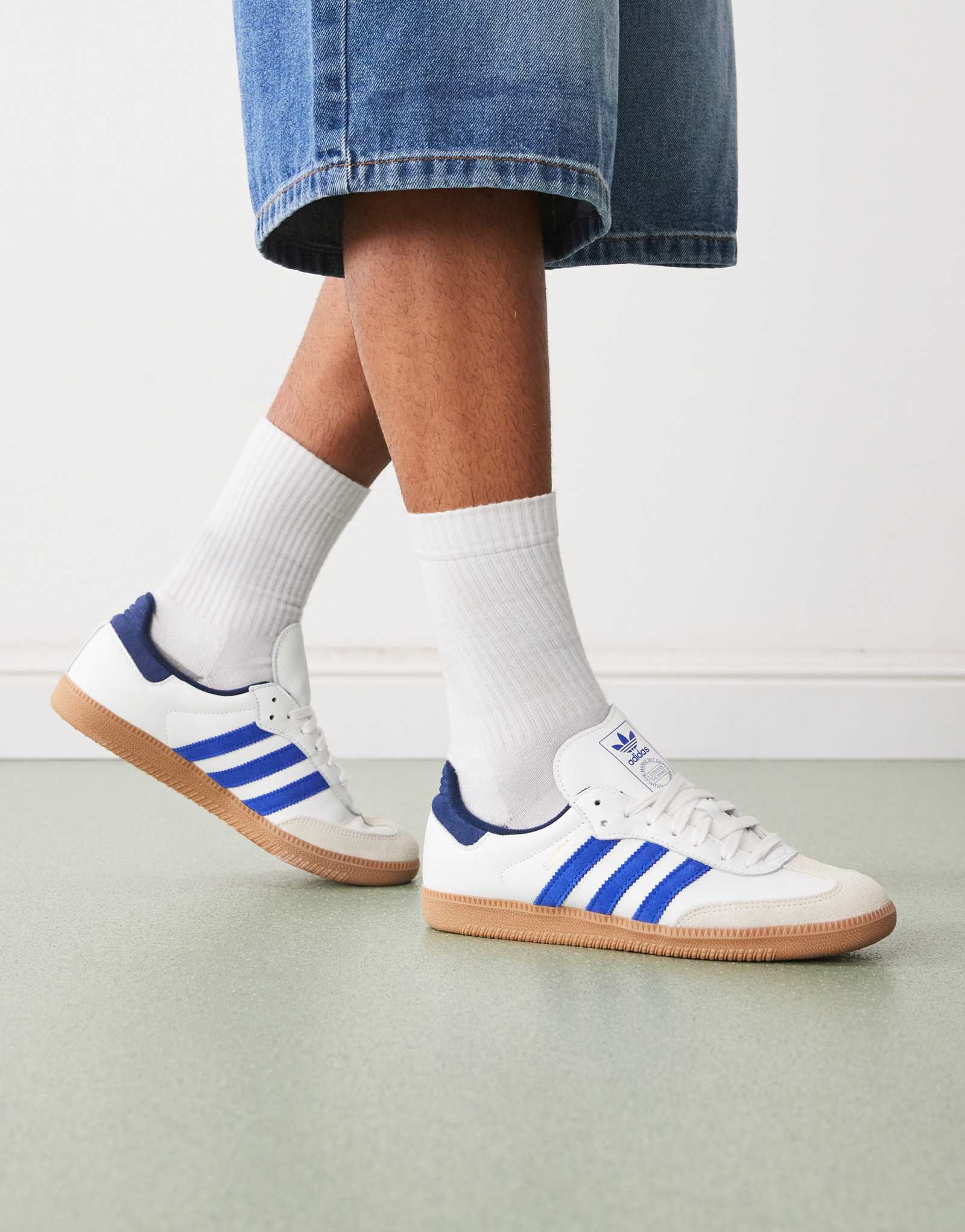 кроссовки adidas Originals Samba OG белого и темно-синего цветов