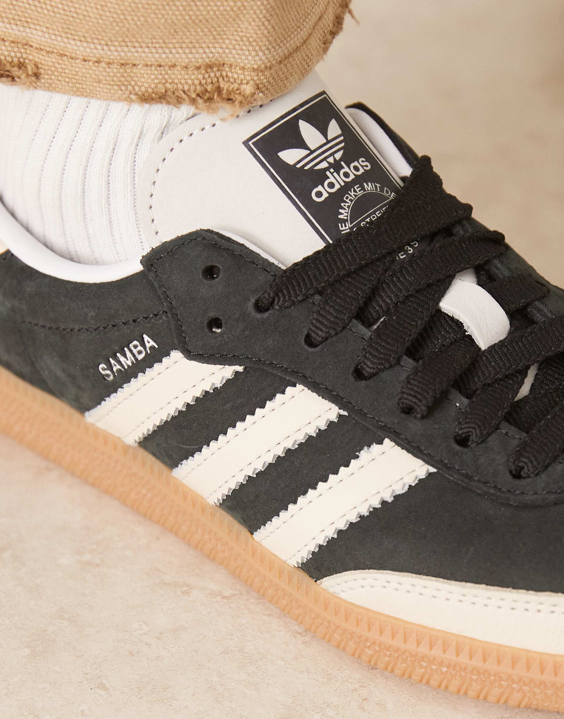 ADIDAS 삼바 OG 스니커즈 in 블랙 베이지 스웨이드 - 페칭