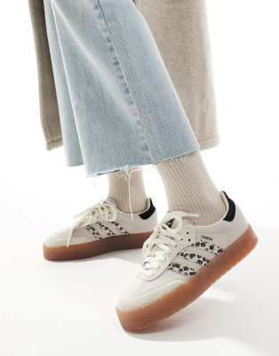 adidas Originals - Sambae - Sneaker in Wollweiß und Leopardenmuster