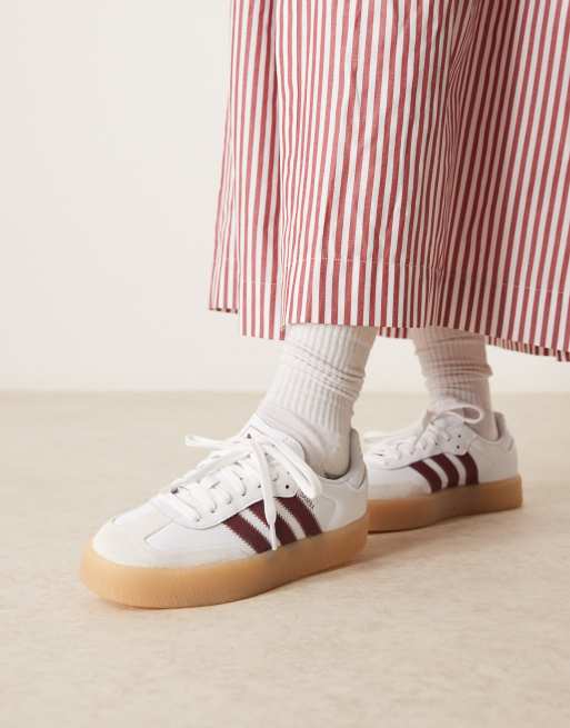 adidas Originals – Sambae – Vita och vinröda sneakers