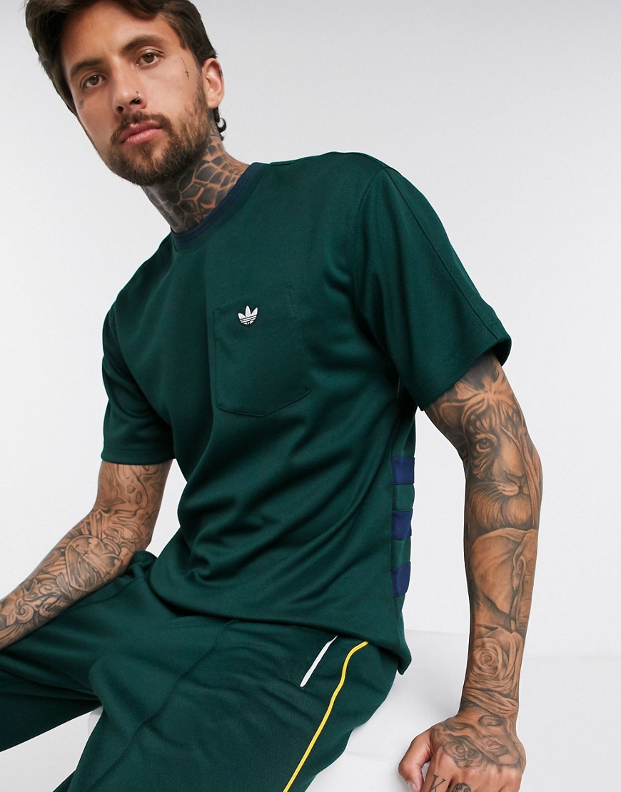 Adidas Originals - Samstag - T-shirt premium verde con logo sulla tasca