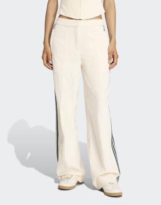adidas Originals - Samt-Hose in Kalkweiß