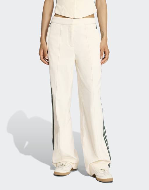adidas Originals – Samt-Hose in Kalkweiß