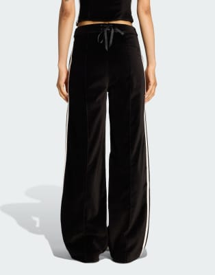 adidas Originals - Samt-Hose in Schwarz