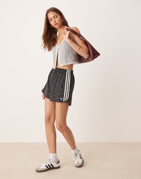 adidas Originals - Satijnen sprintershort in zwarte luipaardprint - view 1