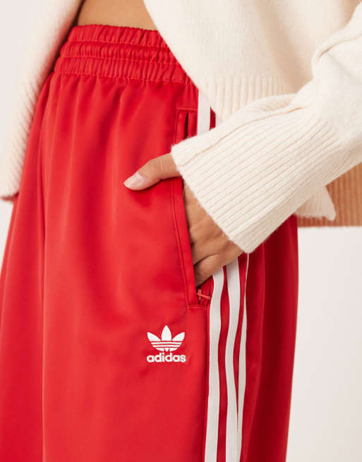 adidas Originals – Satin-Jogginghose in Rot mit weitem Bein