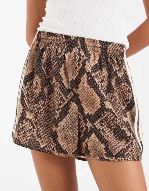adidas Originals Satin-Shorts in Hellbraun mit Schlangenmuster, 3 von 5