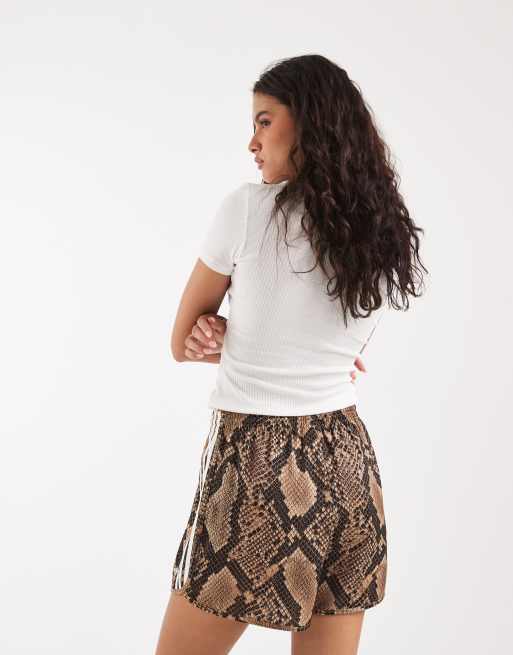 adidas Originals Satin-Shorts in Hellbraun mit Schlangenmuster, 4 von 5