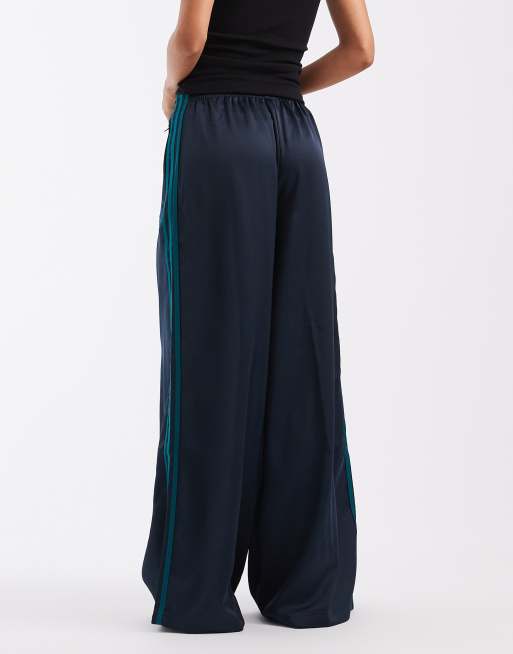 adidas Originals Satin-Trainingshose mit weitem Bein in Marineblau und Petrol – exklusiv bei ASOS, 2 von 5