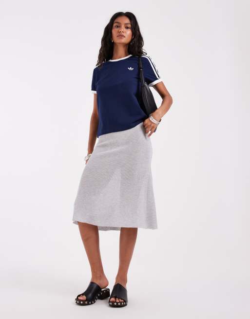 adidas Originals – Schmal geschnittenes T-Shirt in Marineblau mit drei Streifen, 3 von 4