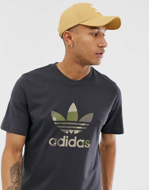 adidas Originals Schwarzes T Shirt mit Military Muster und Dreiblatt Logo ASOS