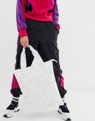 adidas Originals - Shopper bianca con design geometrico 3D | ASOS