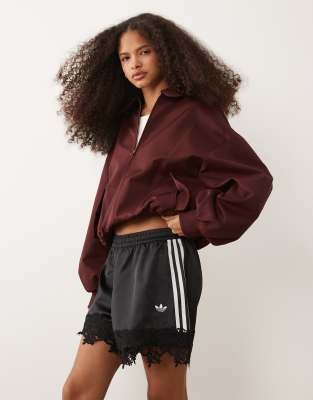 adidas Originals - Short en satin avec ourlets en dentelle - Noir