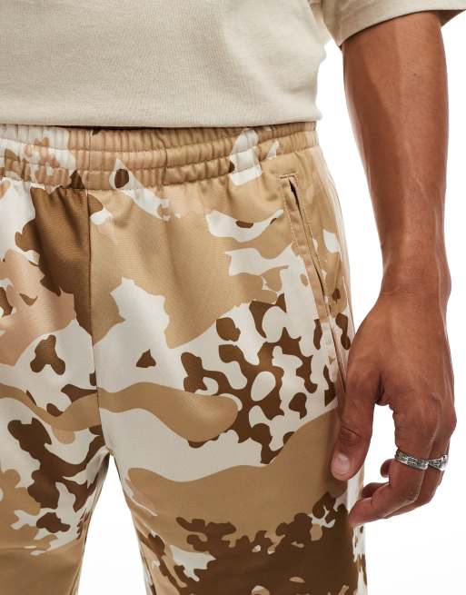 adidas Originals Short met camouflageprint in beige ASOS