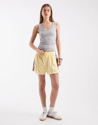 adidas Originals - Shorts aus Frottee in Gelb