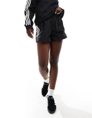 adidas Originals - Shorts aus Webstoff in Schwarz