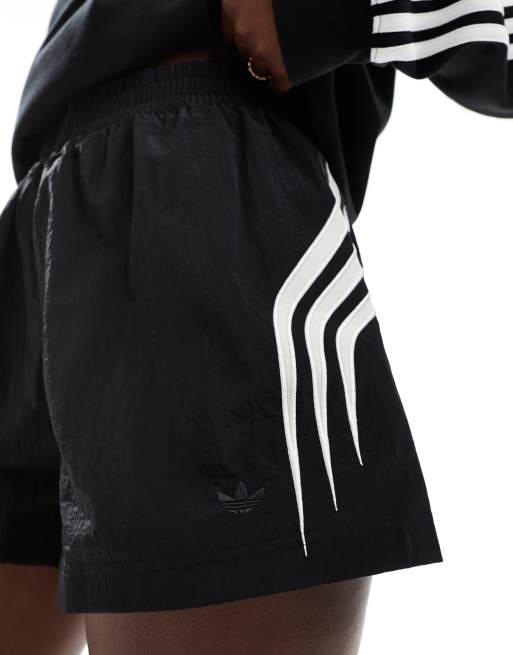 adidas Originals Shorts aus Webstoff in Schwarz