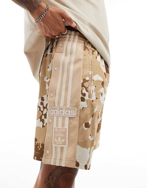 adidas Originals – Shorts in Beige mit Tarnmuster-Detail