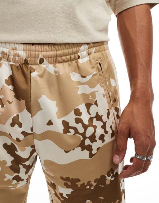 adidas Originals Shorts in Beige mit Tarnmuster Detail ASOS