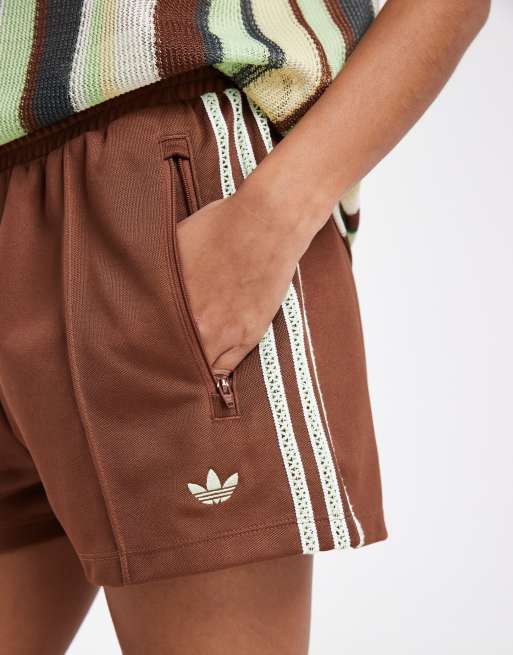 adidas Originals – Shorts in Braun mit den 3 Streifen im Häkeldesign, 4 von 5