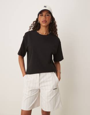 adidas Originals - Shorts in Cremeweiß mit Nadelstreifen-Marineblau