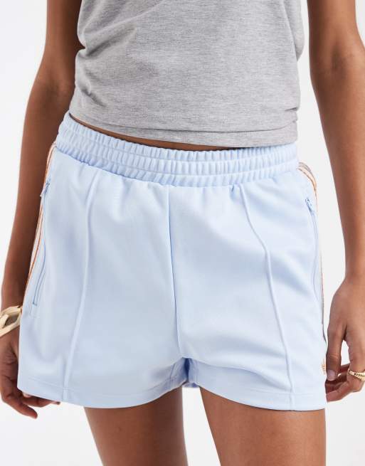 adidas Originals – Shorts in Hellblau mit den drei Streifen im Häkeldesign, 3 von 5