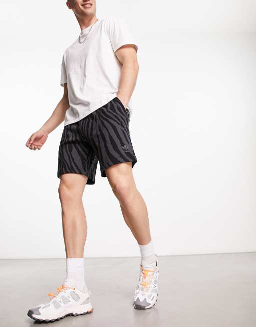adidas Originals - Shorts med trekløverlogo og dyreprint i sort og grå