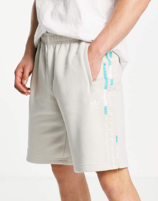 adidas Originals Shorts met camo 3 Stripes in grijs ASOS