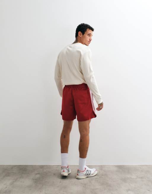 adidas Originals Shorts mit drei Streifen in Rot, 2 von 5