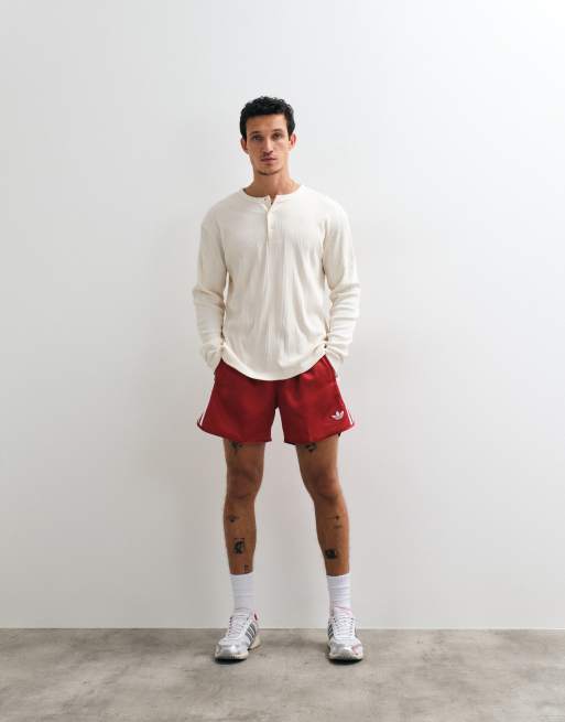 adidas Originals Shorts mit drei Streifen in Rot, 5 von 5