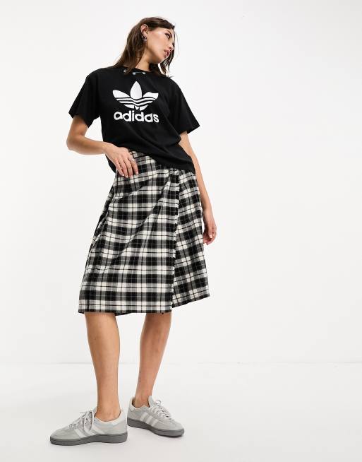 adidas Originals - Sort T-shirt i regular fit med trekløver