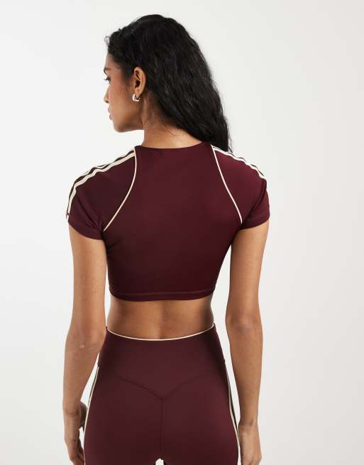 adidas Originals Sport cropped T-Shirt in Burgunderrot und Cremeweiß, 4 von 5