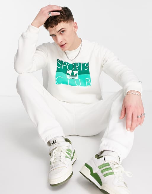 adidas Originals – Sports Club – Sweatshirt in gebrochenem Weiß mit Print auf der Vorderseite