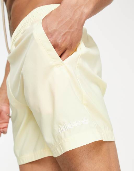 adidas Originals - 'Sports Resort' - Short in geel