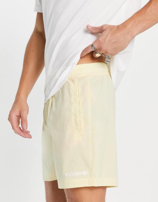 adidas Originals – Sports Resort – Shorts in Gelb