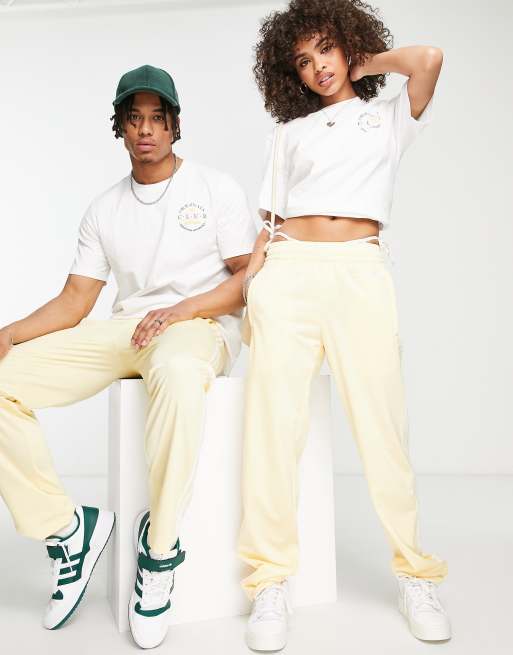 adidas Originals – Sports Resort – Trainingshose in Gelb mit drei Streifen und weitem Bein