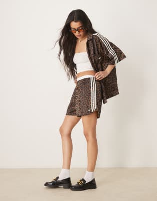 adidas Originals - Sprinter-Shorts aus Satin mit Leopardenmuster-Bunt