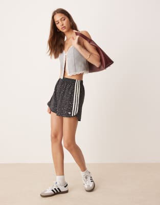 adidas Originals - Sprinter-Shorts aus Satin mit schwarzem Leopardenmuster-Bunt