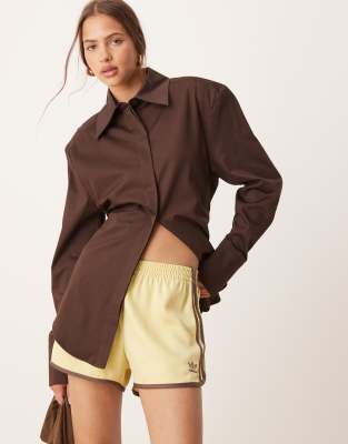 adidas Originals - Sprinter-Shorts in Gelb mit drei Streifen