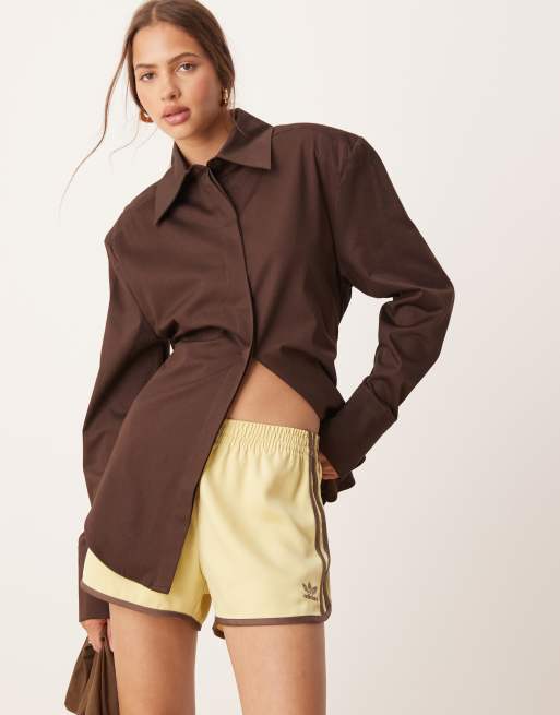 adidas Originals – Sprinter-Shorts in Gelb mit drei Streifen