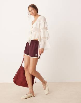 adidas Originals - Sprinter-Shorts in Kastanienrot mit drei Streifen