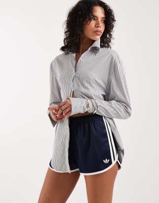 adidas Originals - Sprinter - Shorts in Marineblau