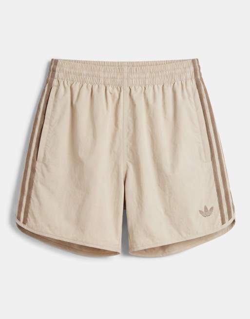 adidas Originals – Sprintershorts in hellem Khaki mit den drei Streifen, 6 von 9