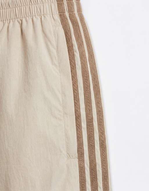 adidas Originals – Sprintershorts in hellem Khaki mit den drei Streifen, 8 von 9