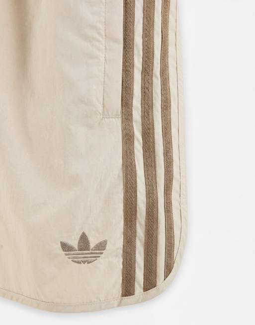 adidas Originals – Sprintershorts in hellem Khaki mit den drei Streifen, 9 von 9