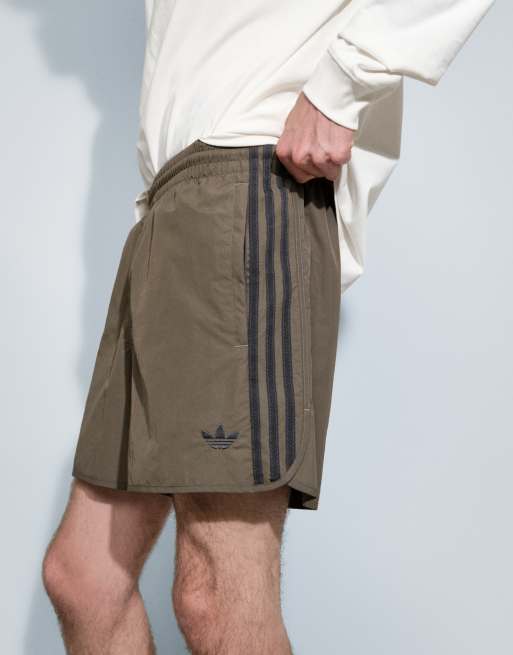 adidas Originals – Sprintershorts in Khaki mit drei Streifen, 3 von 9